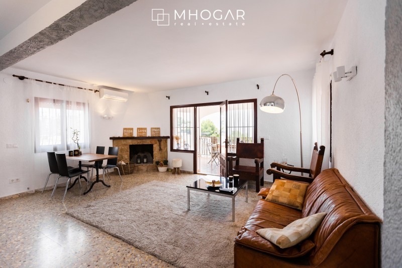 Venta - Oportunidad de inversión, Villa mediterránea frente a Cala Baladrar con apartamentos independientes y local comercial, Benissa, Costa Blanca!